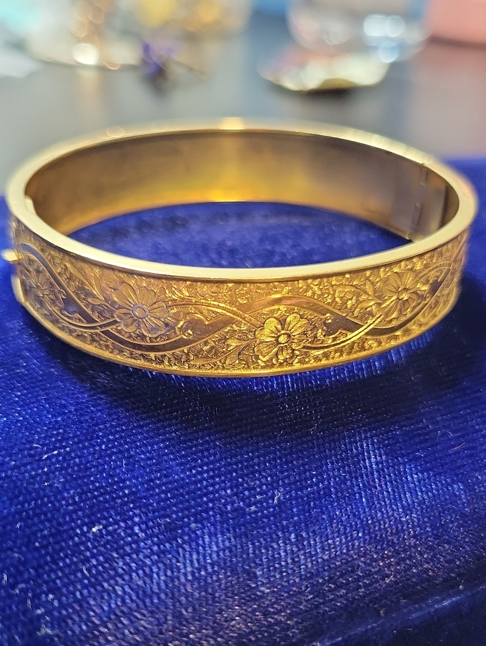 Vintage Gold Tone Floral Engraved Bangle Bracelet - Elegant Women’s Jewelry